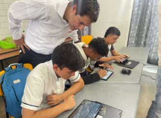 Un banco y una compañia de telecomunicaciones conectados por la educación