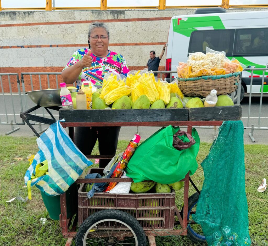 Con las ganancias de su negocio, la señora Esmeralda ha logrado sacar a sus hijos adelante 